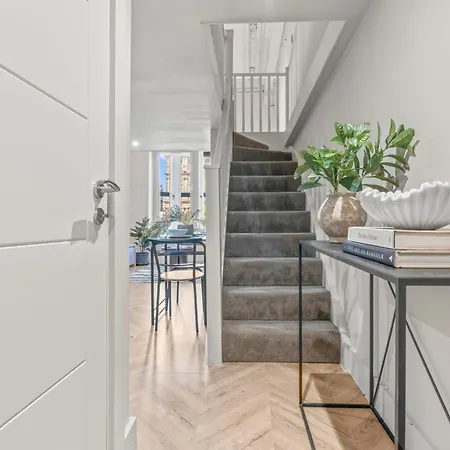 Centre Split Level Loft With Fast Wifi Apartment *