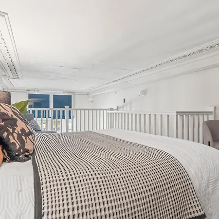Apartment Centre Split Level Loft With Fast Wifi *