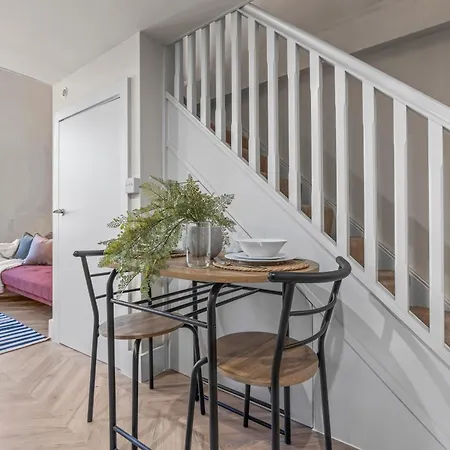 Centre Split Level Loft With Fast Wifi Apartment