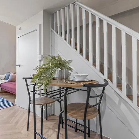 Centre Split Level Loft With Fast Wifi Apartment